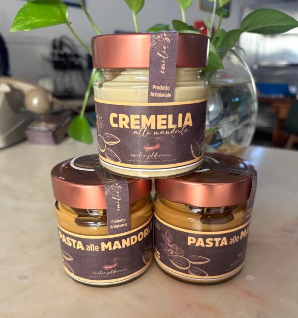 Cremelia e pasta alle mandorle CremElia - crema spalmabile alla mandorla